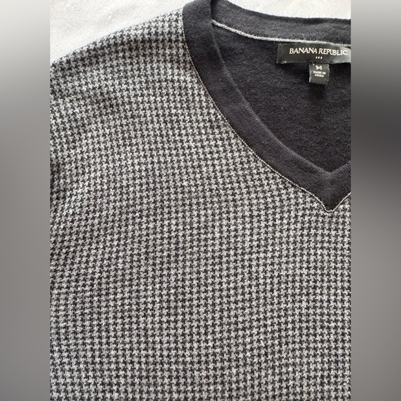 Banana Republic Men’s Black Gray Houndstooth
V Neck Silk Wool Sweater Size M - Picture 2 of 5